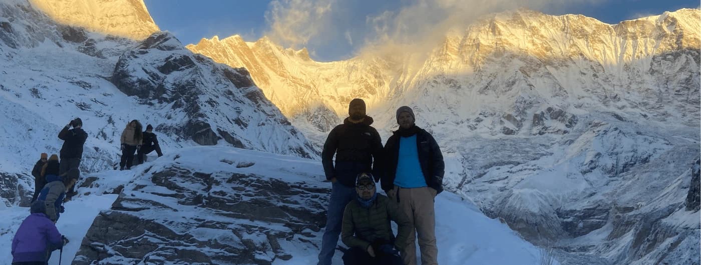 How much does it cost to hire a trekking guide in Nepal?