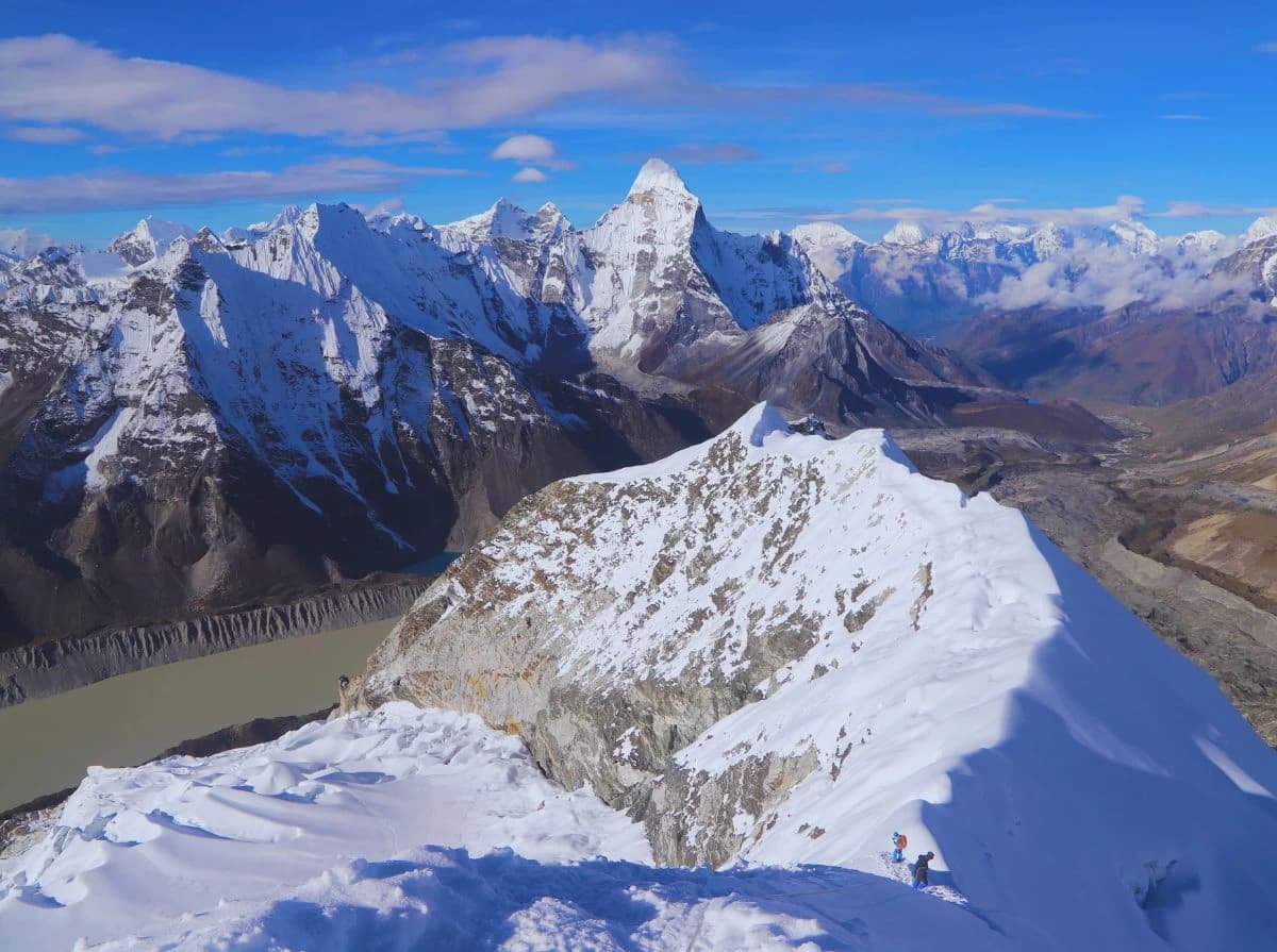 island-peak-climbing-with-everest-base-camp-19-days