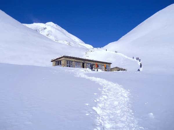 On the way to thorongla top