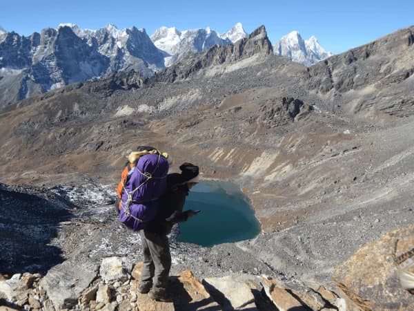 Porter heading lungdeng from renjola pass