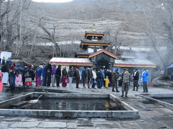 Travelers On Line For Worship