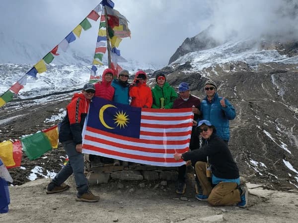 Trekkers from Overland Trek Nepal on the top of Manasslu Larkela